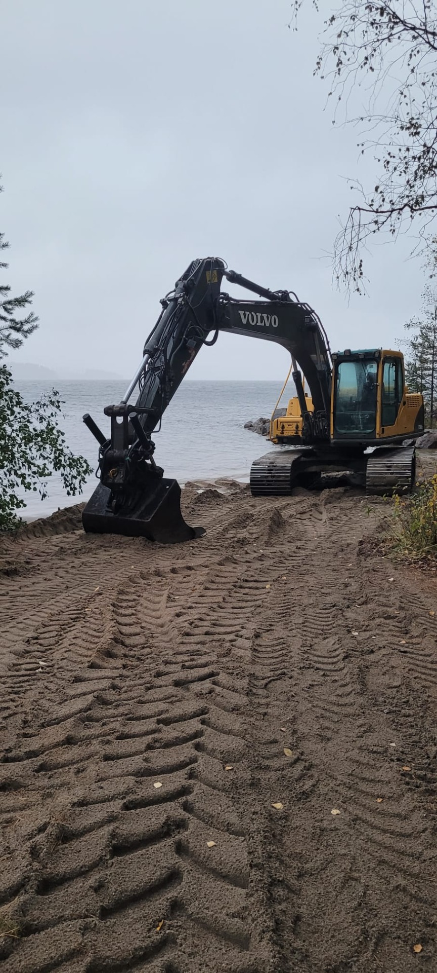 Rannan ruoppausta ja maisemointia