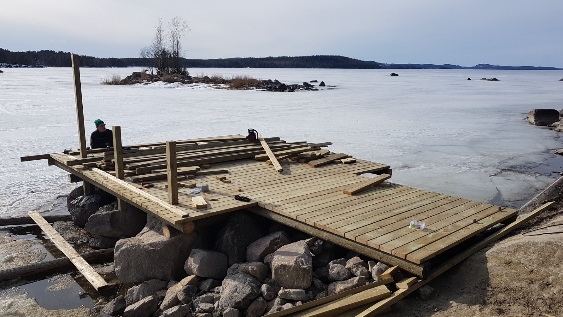 Laiturikannen valmistusta